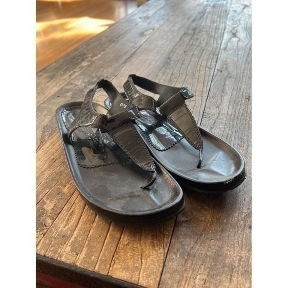 Donald‎ J pliner 7.5 black Sandals (Beaches of Spain) Excellent Condition